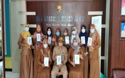 Dua Buku Antologi Ber-ISBN Karya Guru dan Siswa SMAN 1 Muaro Jambi Dilaunchingkan